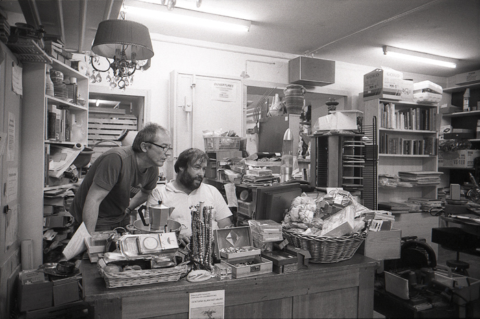 Sous-sol de notre brocante avec le brocanteur...