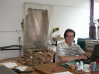 le bureau dans la poussi&egrave;re